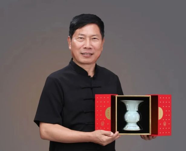 阅兵国宴餐桌上的插花摆件！AG真人试玩平台产自禹州(图2)