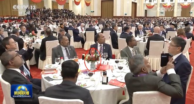 阅兵国宴餐桌上的插花摆件！AG真人试玩平台产自禹州(图3)