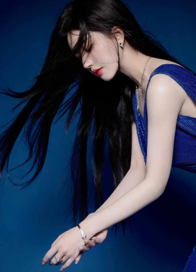 桌下的手指探入AG真人网页餐