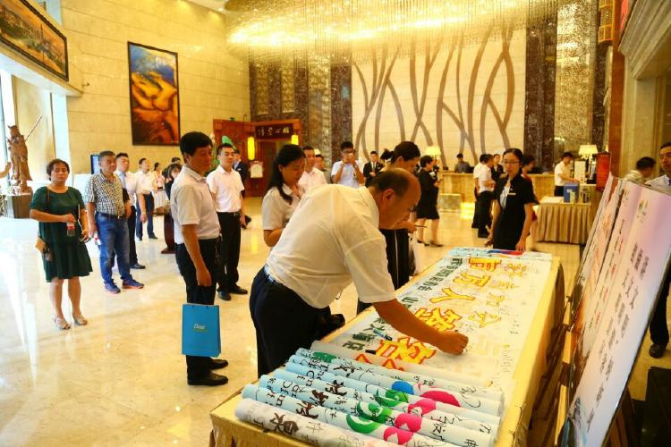 旅发委开展星级饭店创城工作观摩现场会AG真人中国文明餐桌 光盘行动 济南(图2) 旅发委开展星级饭店创城工作观摩现场会AG真人中国文明餐桌 光盘行动 济南(图2)