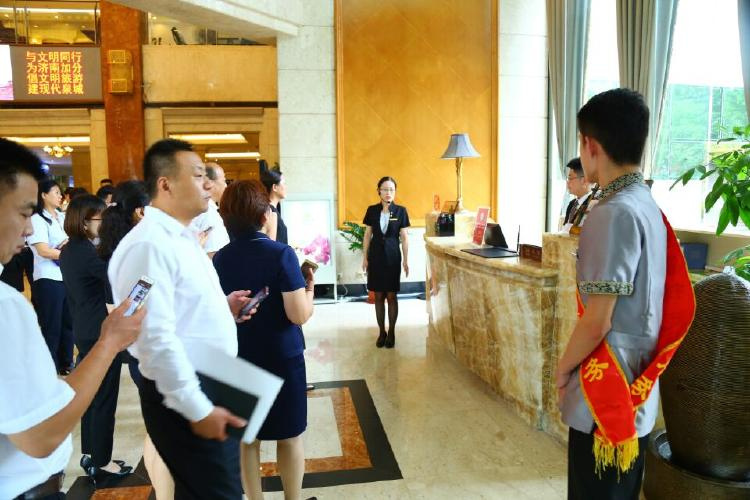 旅发委开展星级饭店创城工作观摩现场会AG真人中国文明餐桌 光盘行动 济南(图3) 旅发委开展星级饭店创城工作观摩现场会AG真人中国文明餐桌 光盘行动 济南(图3)